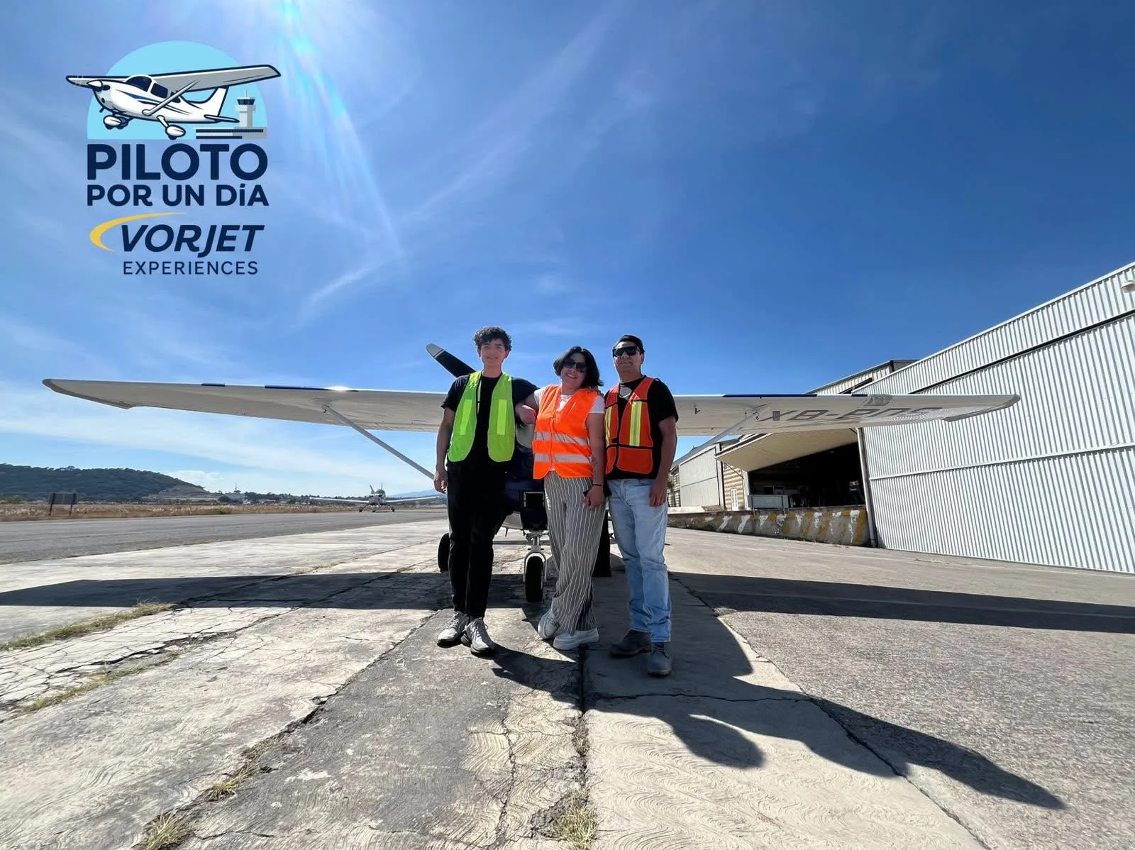 Familia junto a avioneta